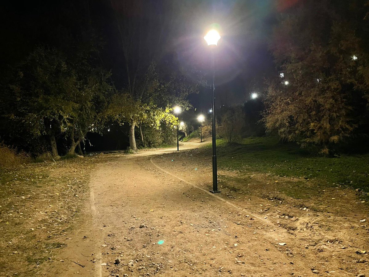 AyuntamientoVLL's tweet photo. El Ayuntamiento mejora el alumbrado en el paseo peatonal del Renacimiento, junto al río Pisuerga.

Se trata de una actuación aprobada por los vecinos en Presupuestos Participativos y que ha contado con una inversión de 25.228 euros.

Más información 🔗 https://t.co/KK3DOuygRp https://t.co/dYFN9NBLWx