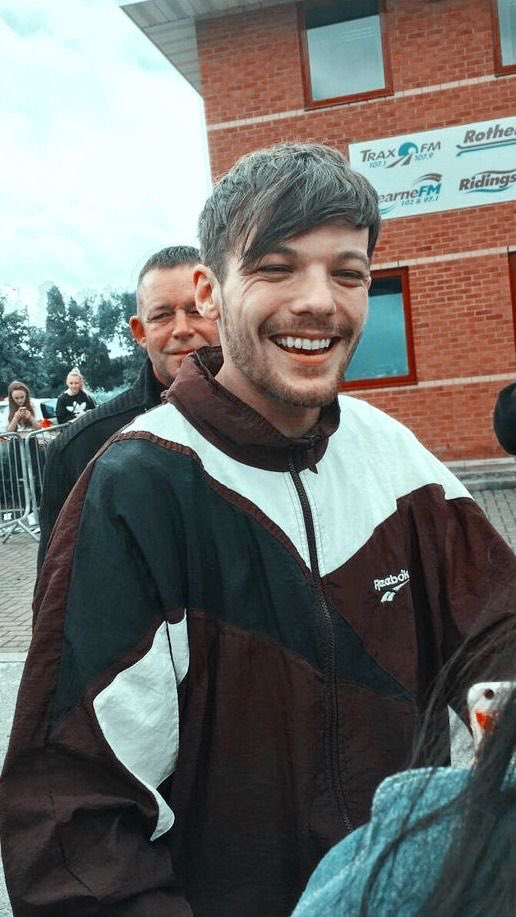 tops that would look good on harry styles! a thread! <3