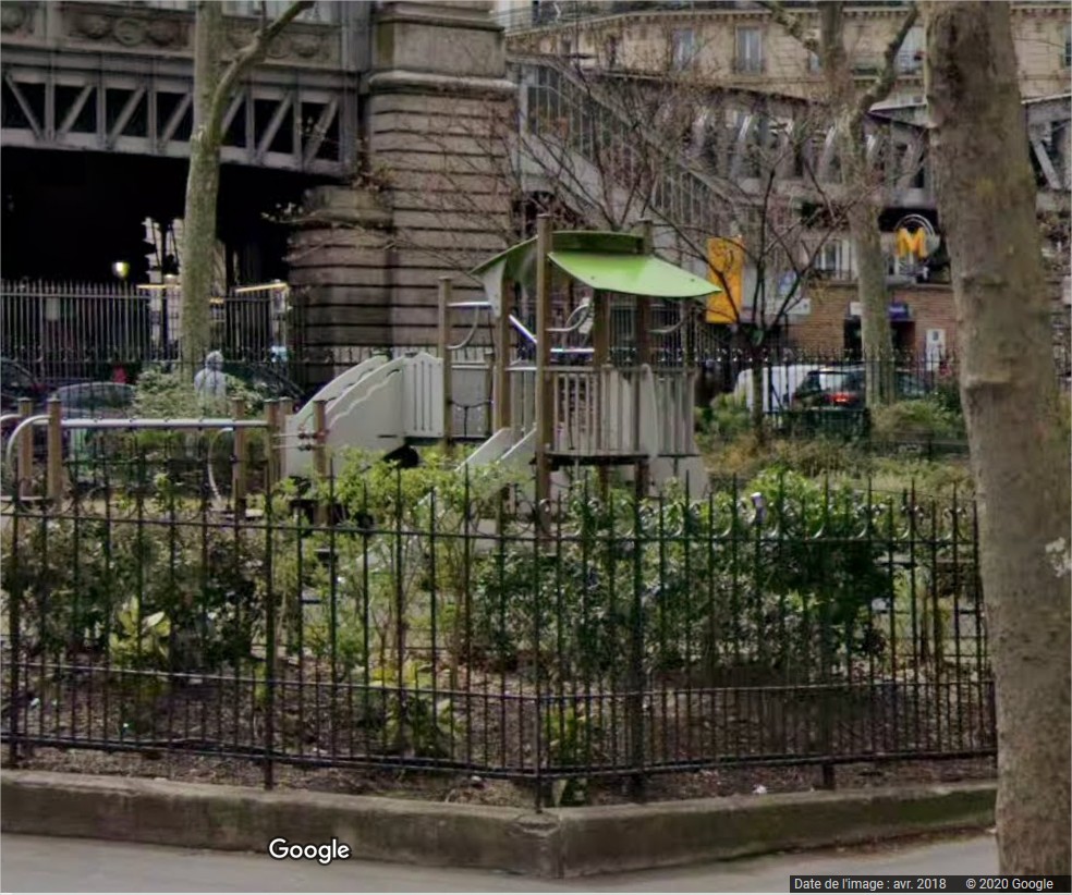 3/3(Oui sur les photos il y a moins de grands arbres qu'avant, c'est normal : c'est à peu près partout comme ça à Paris.) A l'autre bout du square, les jeux pour enfants existaient encore en 2018. Ils ont été virés lors du dernier réaménagement, en espace inclusif et apaisé.