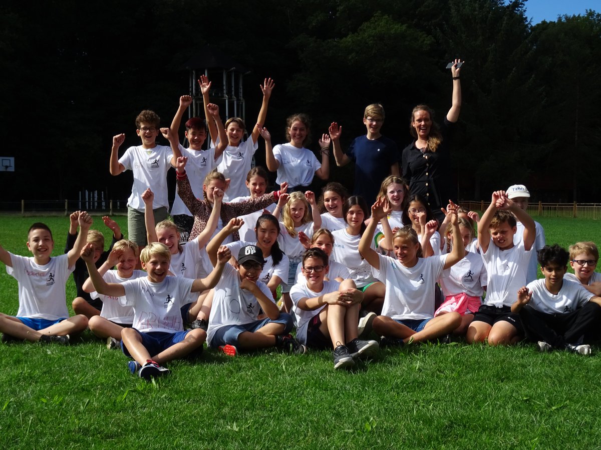 celeanum's tweet image. Vandaag kan je met ons chatten! Van 15.30-16.30 zitten onze leerlingen klaar om jullie vragen te beantwoorden over het Celeanum, de overgang van groep 8 naar klas 1, het brugklaskamp, huiswerk etc. Je vindt de chat via celeanum.nl, klik op het chatballonnetje. Tot zo!