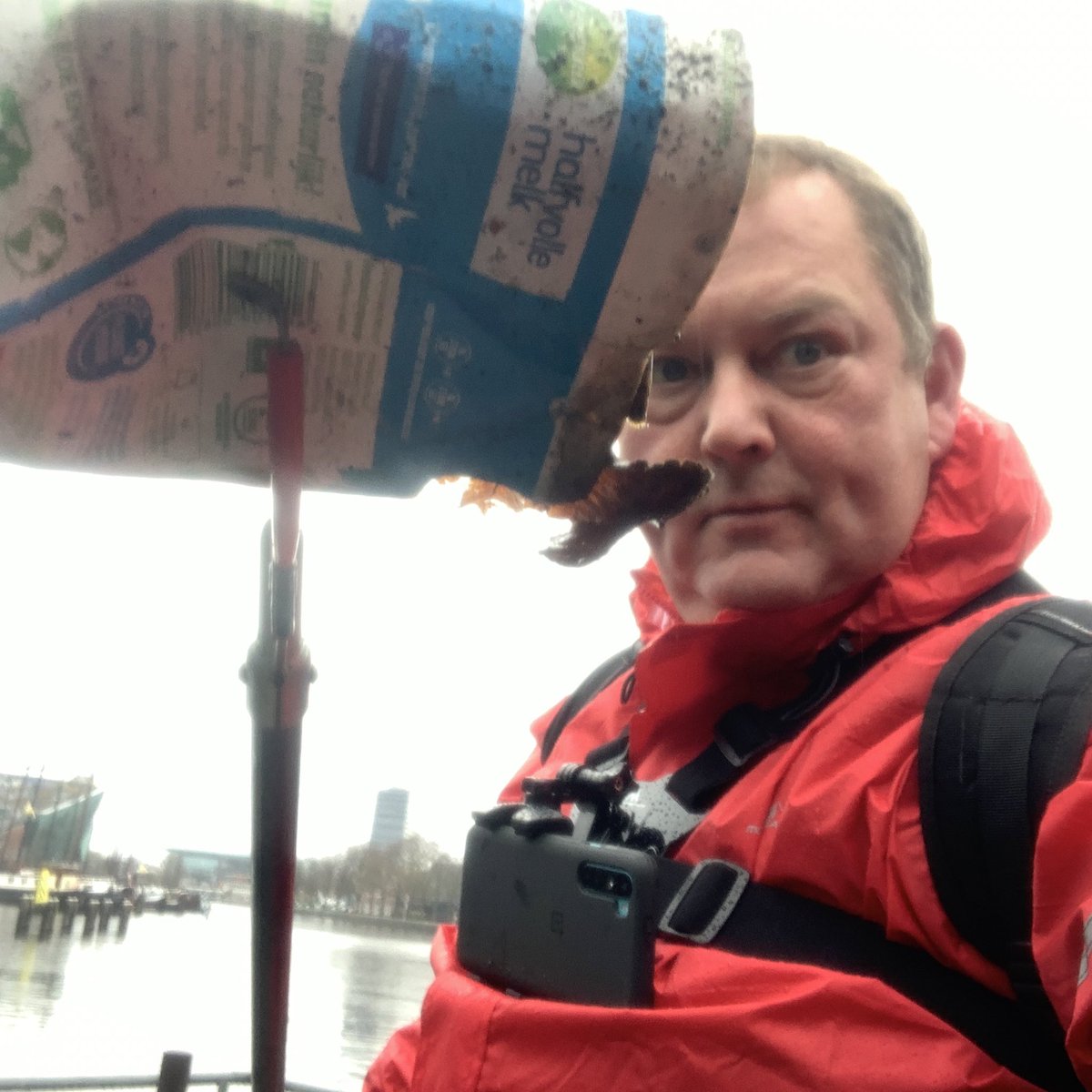 zwerfinator's tweet photo. Zwerfinator 2.0. Testen voor de nieuwe generatie zwerfafvalonderzoek met automatische beeldherkenning via een bodycam, samen met @MaartenSukel. En een beetje regen houdt ons niet tegen. https://t.co/efxzVg2TXL