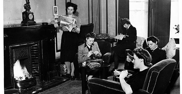 A #WarmFire was a vital fixture of the sitting room at Pembridge Hall, the Met section house for women officers opened in Bayswater in 1936, as we can see from this not-at-all-staged photograph... #ArchiveAdventCalendar #ExploreYourArchive #festive #knitting