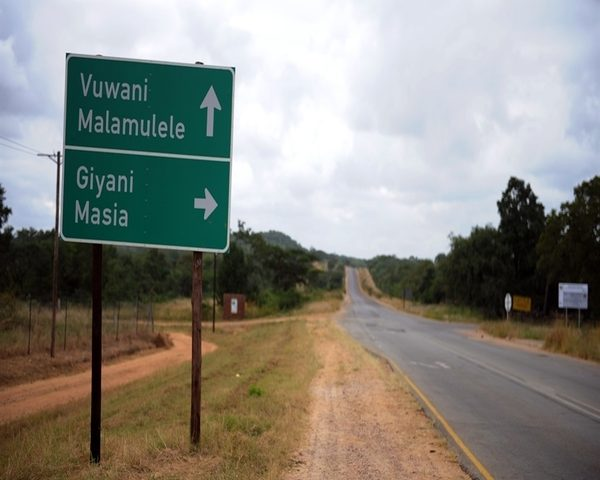 CapricornFMNews's tweet photo. #Vuwani The Pro Makhado Task Team which is advocating for Vuwani villages to remain under the Makhado local municipality has seemingly bowed to the pressure brought on by lack of service delivery and agreed to be serviced under the Collins Chabane municipality. IMS https://t.co/22fEW8pWdy