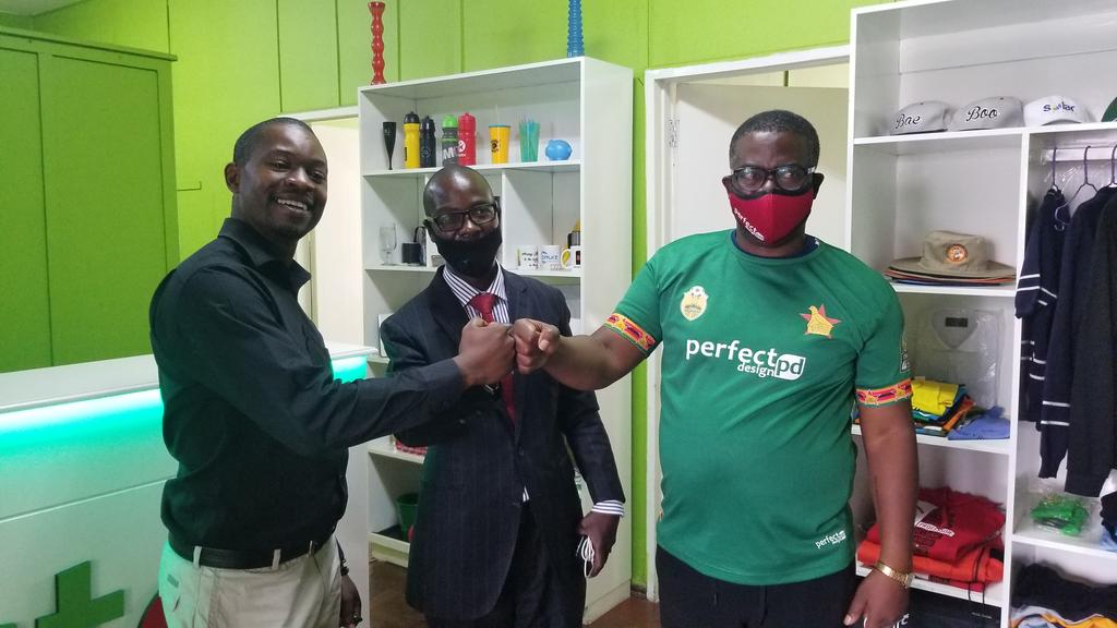 PerfectdesignZW's tweet photo. Guess who came to the office today for his own #friendsofthewarriors jerseyγ
Thanx so much @fortunechasi
for the visit we reall appriciate the supportγ
#KeDezemba
#hustlemania
#SupportLocalBusinesses https://t.co/1YyROjBokC