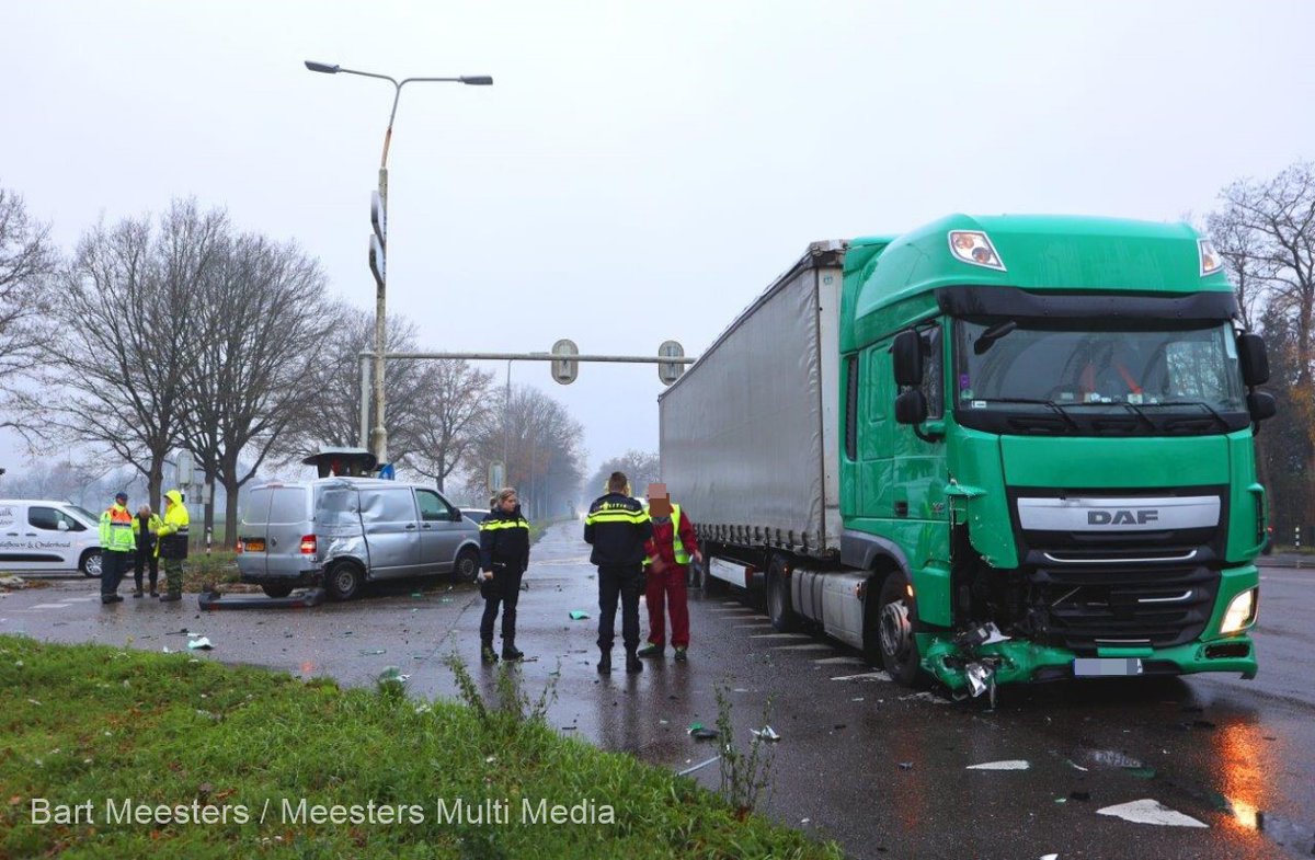 Truck en busje botsen tegen elkaar op N65 ter hoogte van Biezenmortel -..