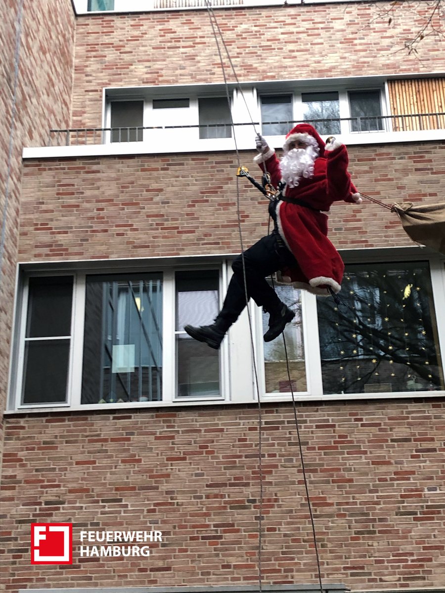 FeuerwehrHH's tweet photo. Das @feuerwehrmag berichtet über unseren #HoehenretterNikolaus
am #KinderUKE 

Hier findet ihr den Beitrag ⤵
https://t.co/eOxmJOhSad

#EinsatzfeurHamburg #Nikolaus https://t.co/HRsbX6PDkB