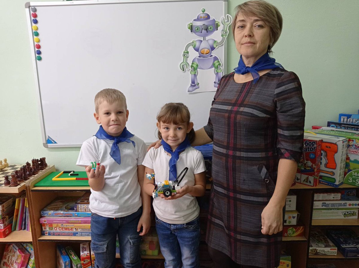 Поздравляем воспитанников д/с "Росинка" Матвеева Костю и Фрисс Варю ( наставник Хорошева И.Ю.)
 с 1 местом в окружном робототехническом конкурсе "РобоМир" и желаем дальнейших успехов!