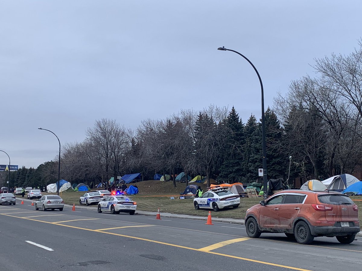 FRAPRU's tweet photo. Les conditions du démantèlent du campement Notre-Dame sont une honte: contrairement à ce que la ville avait dit, intervenant.e.s qui devaient aider les sans-logis se font refuser l’accès. Il est interdit de prendre des images sans carte de presse https://t.co/xk3jcZ9HRT