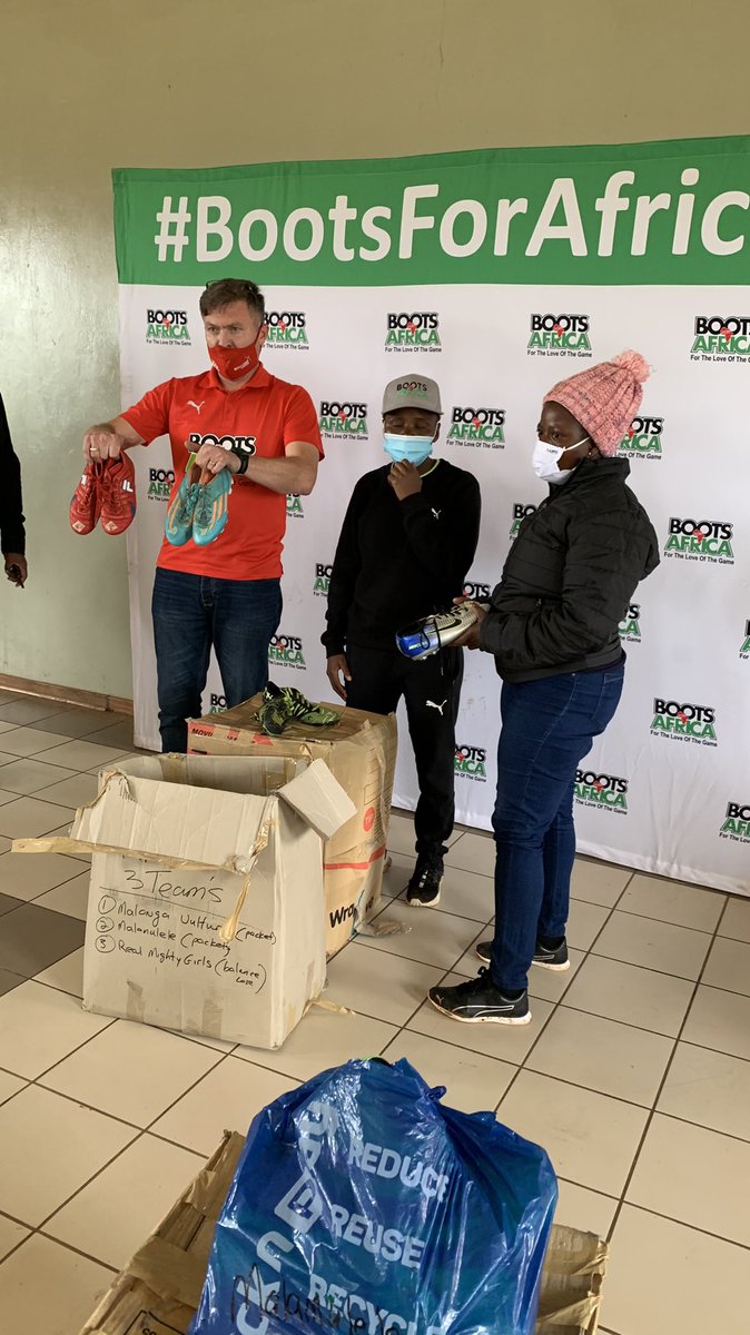 RhodaMulaudzi09's tweet photo. Yesterday @bootsforafrica and I donated boots and sneakers to teams from my home and surrounding villages.
📸 @HENRYmacrery
@PUMASouthAfrica
@PUMA https://t.co/wn2ud3s9ml