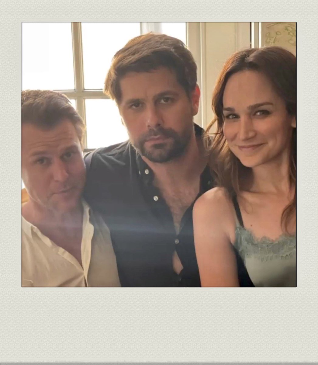 SofSoixantreize's tweet photo. Meal Christmas Whyope Family 🤠
Talented Actress &amp; Actors ♥️
@chloebayliss5 aka #hayley
@rodger_corser aka #hughknight 
@ryanjohnsonofoz aka #mattknight 
@nicdasilva aka #charlieknight #charliepereira 
#nicoledasilva #9doctordoctor #theheartguy #mudgee #cobbitty #australia https://t.co/Yq9LqMgfGx