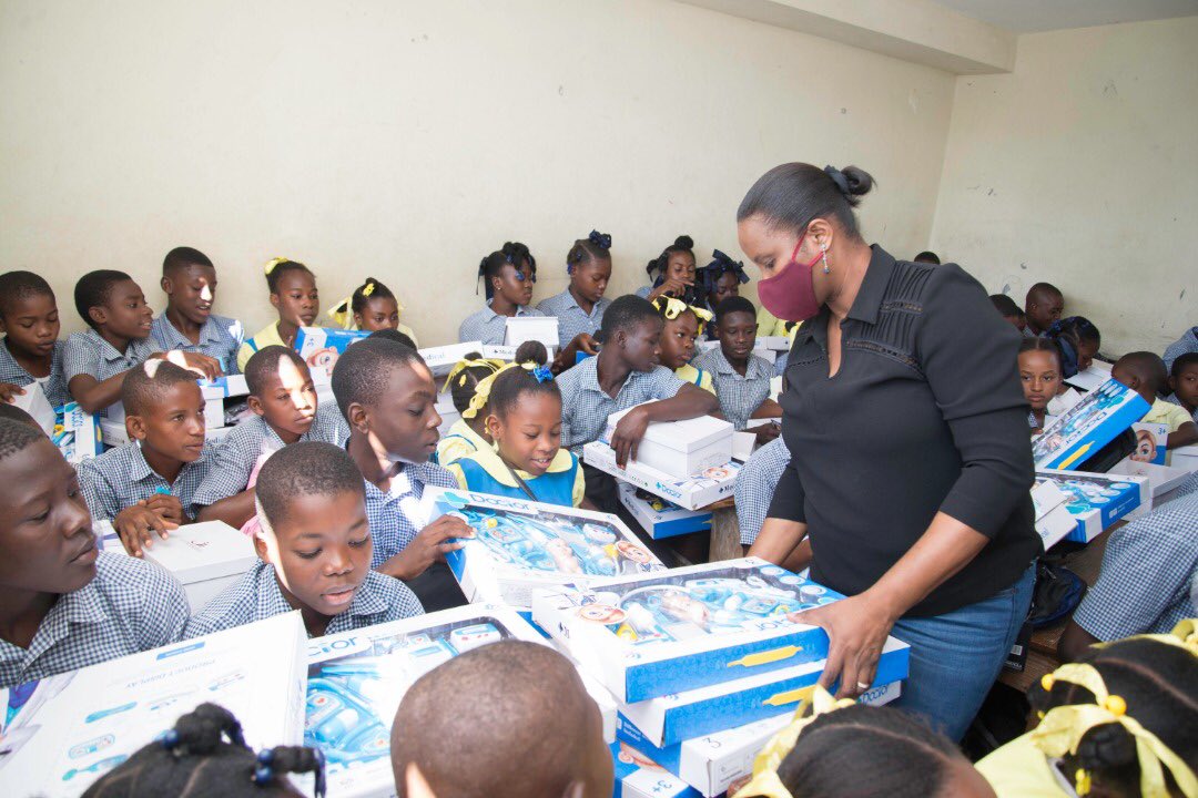 martinejmoise's tweet photo. Je souhaite de joyeuses fêtes de fin d’année et une bonne année académique aux enfants et élèves du département du Centre à qui j’ai remis des kits scolaires et des jouets ce dimanche 6 décembre 2020. https://t.co/emuAP8W9Ap