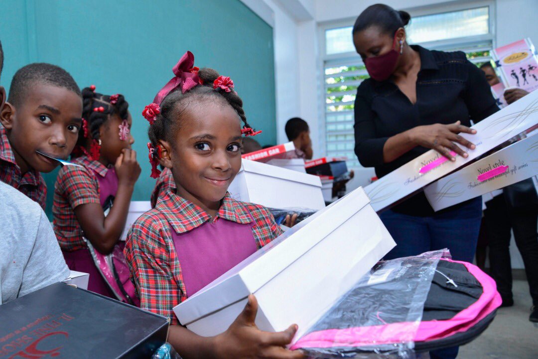 martinejmoise's tweet photo. Je souhaite de joyeuses fêtes de fin d’année et une bonne année académique aux enfants et élèves du département du Centre à qui j’ai remis des kits scolaires et des jouets ce dimanche 6 décembre 2020. https://t.co/emuAP8W9Ap