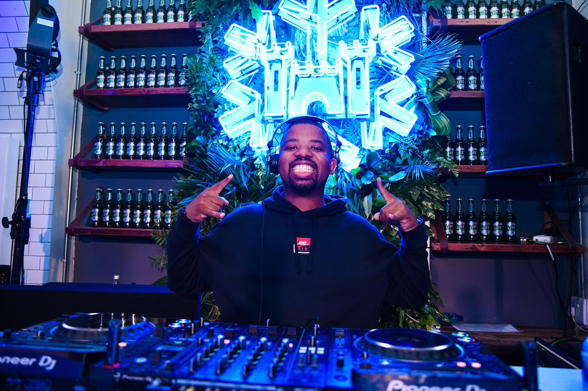 onair_ent's tweet photo. The @castlelitesa #LiteBar 📸 #onairphoto @MphoPopps @PearlThusi @somizi @iam_ph https://t.co/Eh0iQKfMZy