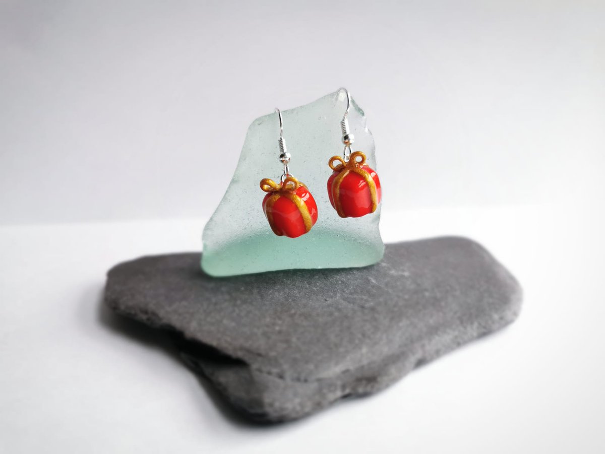 charmagrammer's tweet photo. Small red presents today with little gold bow on top 😊🎁Available at https://t.co/YR93YX2rLR 
#polymerclay #christmas2020 #red #pretty #cute #presents #aberdeen #handmadejewellery #handmade #dangleearrings #miniatures #oneofakind #shoplocal #shopsmallbusiness #advent #earrings https://t.co/7ZFYd2HjVc