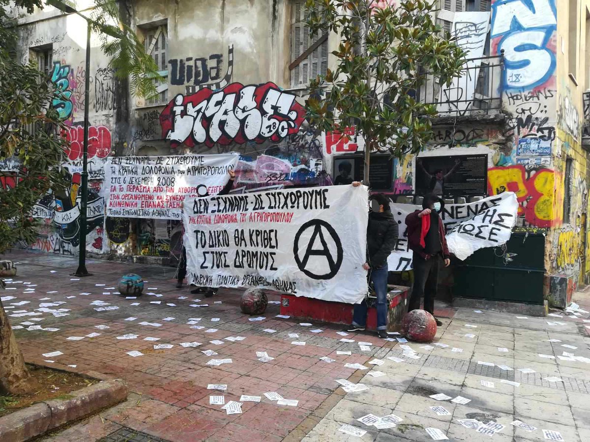 anpolorg's tweet photo. Παρέμβαση συντρόφων/ισσών της Αναρχικής Πολιτικής Οργάνωσης, σήμερα 7/12, στο σημείο δολοφονίας του Α. Γρηγορόπουλου.
Ούτε υγεία, ούτε ελευθερία
Το κράτος σπέρνει θάνατο κ τρομοκρατία
Το δίκιο θα κριθεί στους δρόμους!
Παύση κάθε δίωξης για τους συλληφθέντες της 6/12/2020 https://t.co/AfRrp9L5Nf