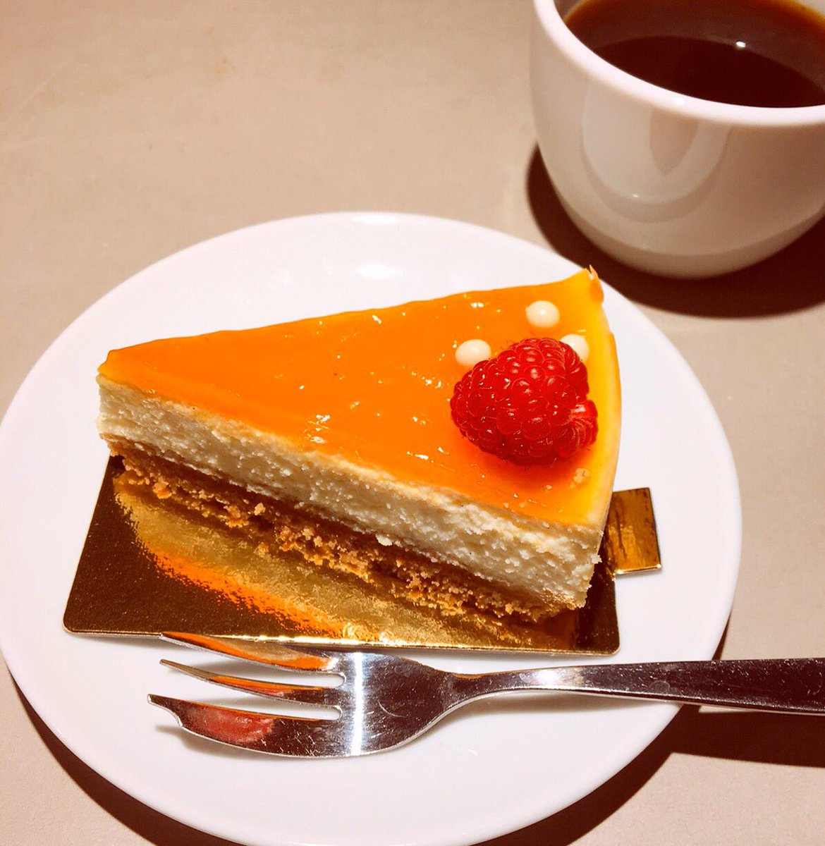 めがね君と北欧 Meganekun ルンドのカフェにて オレンジチーズケーキ ラズベリー乗せ そしてスウェーデンの伝統の チーズケーキといえば チーズ感たっぷりで甘くないのですが これは日本で食べるチーズケーキのようでした めがね君と北欧 Meganekun ルンドのカフェにて オレンジチーズケーキ ラズベリー乗せ そしてスウェーデンの伝統の チーズケーキといえば チーズ感たっぷりで甘くないのですが これは日本で食べるチーズケーキのようでした