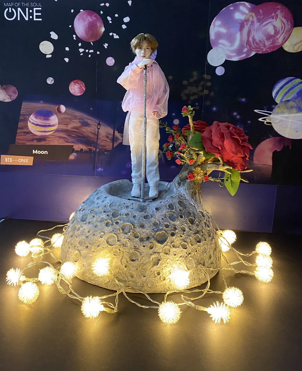 happymoon_1204's tweet photo. 지난 주말부터 틈틈이 만든것이 어젯밤에서야 완성하게 되었다. 
금손 메이님이 만들어 주신 예쁜 moon의상입고 찰칵 ~💜
지구는 석지니꺼 💜😍

@BTS_twt
Clothes made by @7266 
Hair made by @ar_knownee 
#BTSxMatteldoll#BTS_JIN#방탄소년단진#jin https://t.co/rGwmOExtwd