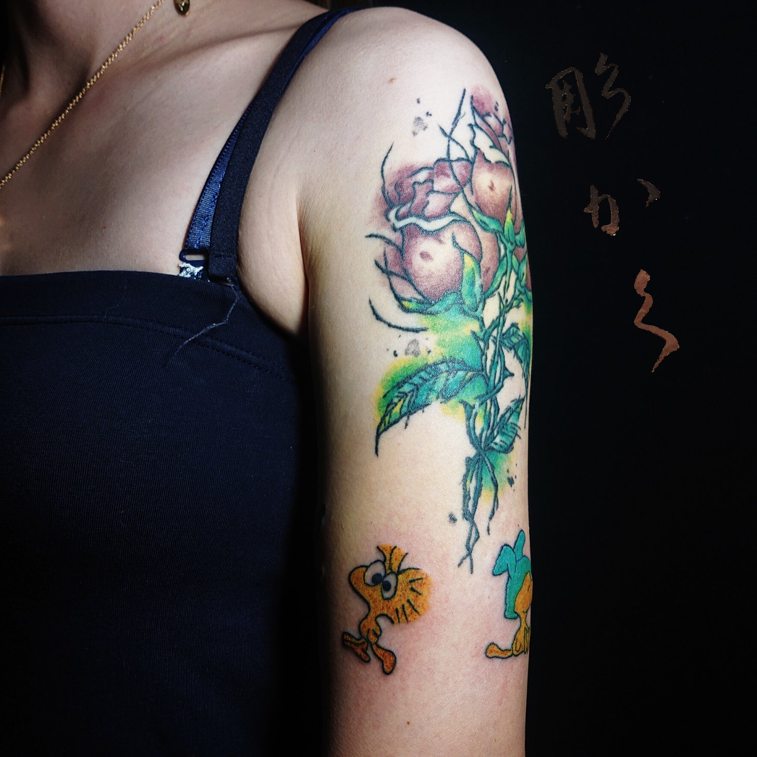 彫かく 埼玉 上尾 ウッドストック 前に自分が入れた薔薇の周辺に ウッドストックを4つ追加しました かわいぃ 艸 刺青 和彫り 洋彫り タトゥー Tattoo 埼玉 上尾 彫師 彫かく 大宮 浦和 さいたま市 川越 越谷 熊谷 川口 所沢