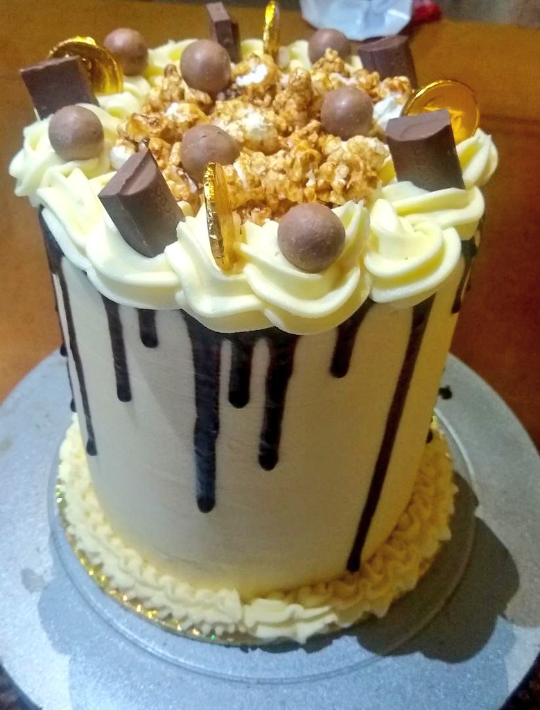 CRYSTAL_RTT's tweet image. Our 3 layers of Vanilla and Strawberry🥰🥰

PRICE: 7k

Kindly Send a DM or click wa.link/16a4na
Or Call: 08139399323/08034185929
IG: @crystalcakes_and_confectionery

Location: Ilorin

Pick up and Delivery✅

Please Patronize and Retweet🙏