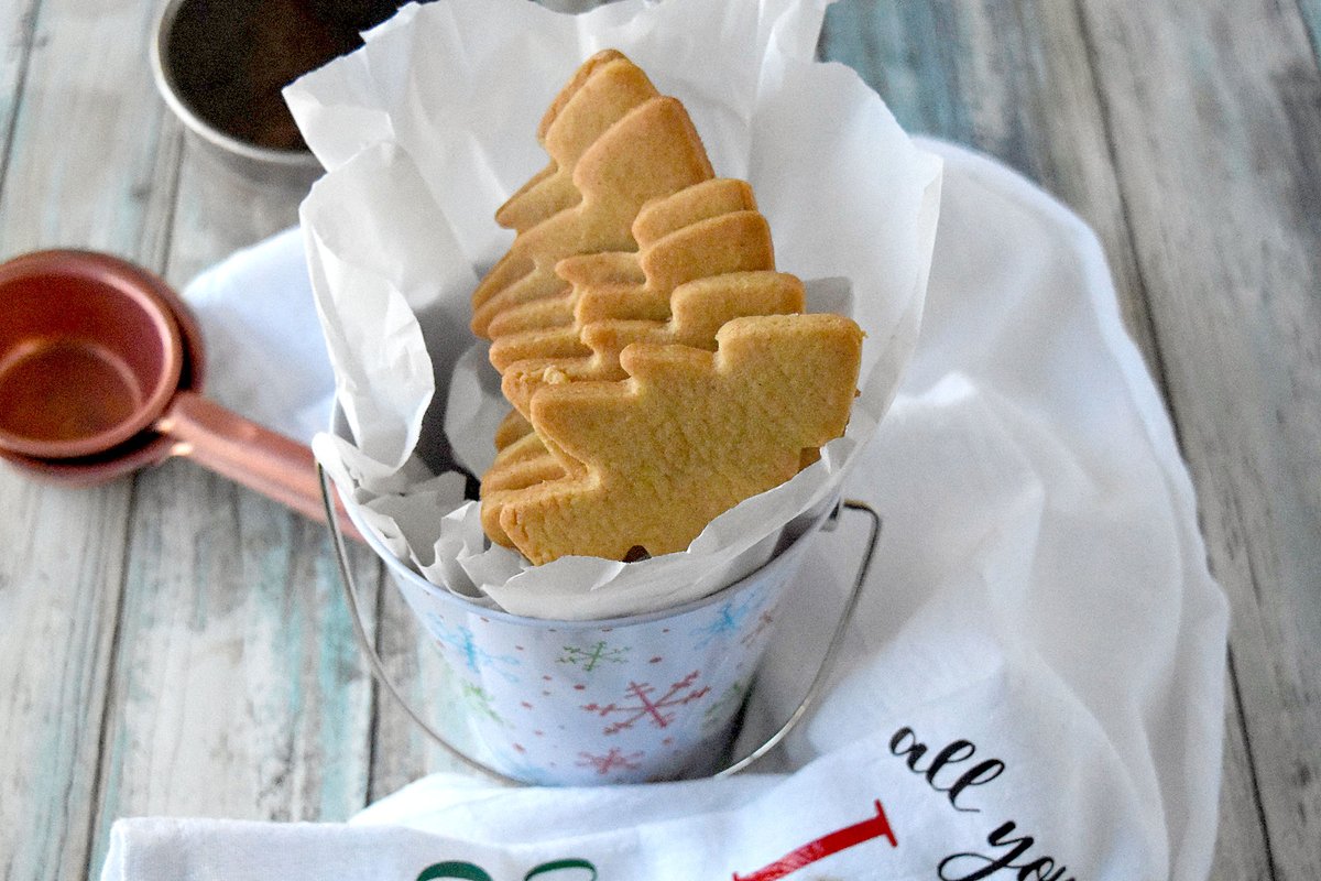 Peanut Butter Shortbread Cookies are light and crispy with a delicious peanut butter flavor. It’s a shortbread cookie that married a peanut butter cookie and had a baby.  #ChristmasSweetsWeek 
Recipe --> bit.ly/3onBqsq