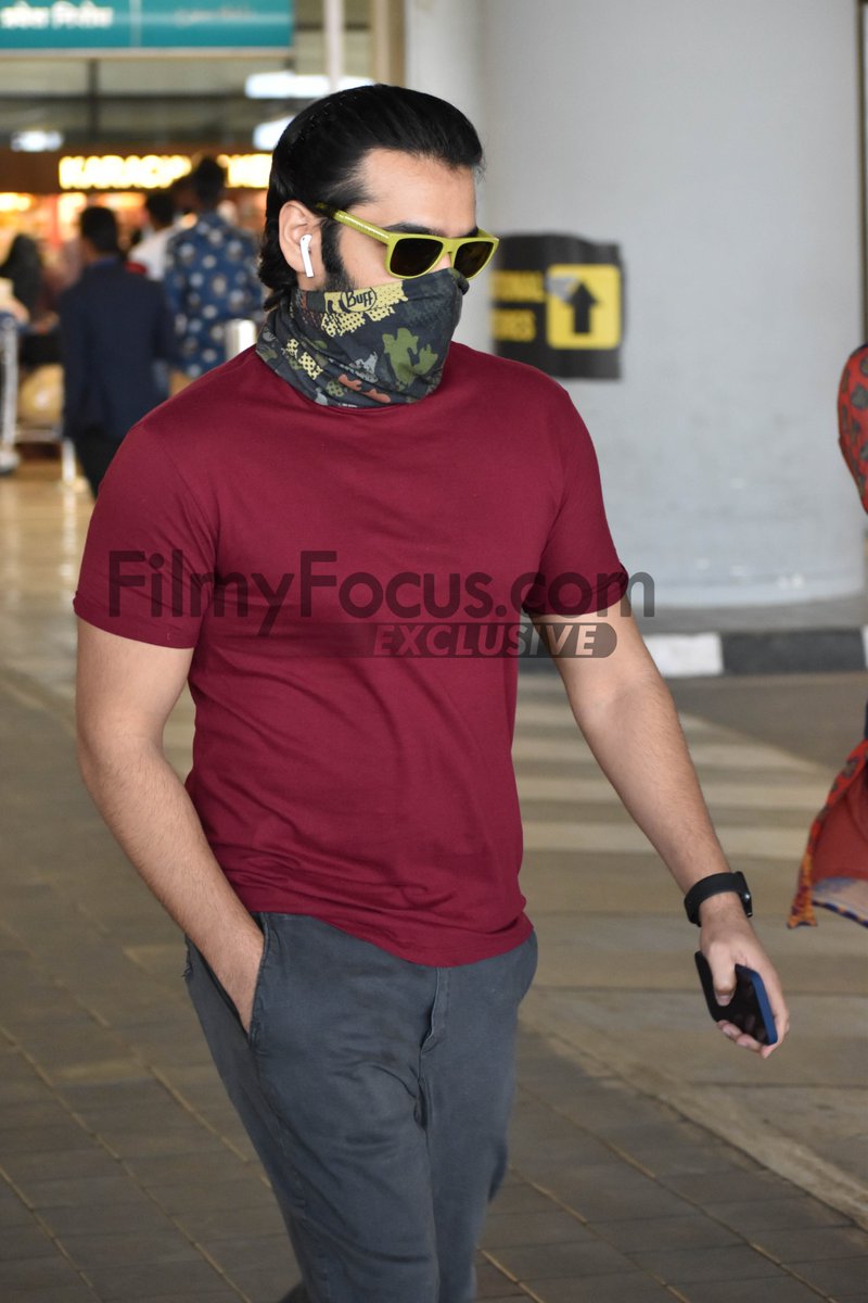 FilmyFocus's tweet photo. Energetic Star #Rampothineni Makes a Statement with a Quirky Mask as He's Spotted at The International Airport!!
#Ram #ActorRam #ismartShankar @ramsayz #RED #RedTheFilm #Airportlook #AirportDiaries #CelebSpotted #Filmyfocus https://t.co/T09k6jWwMk