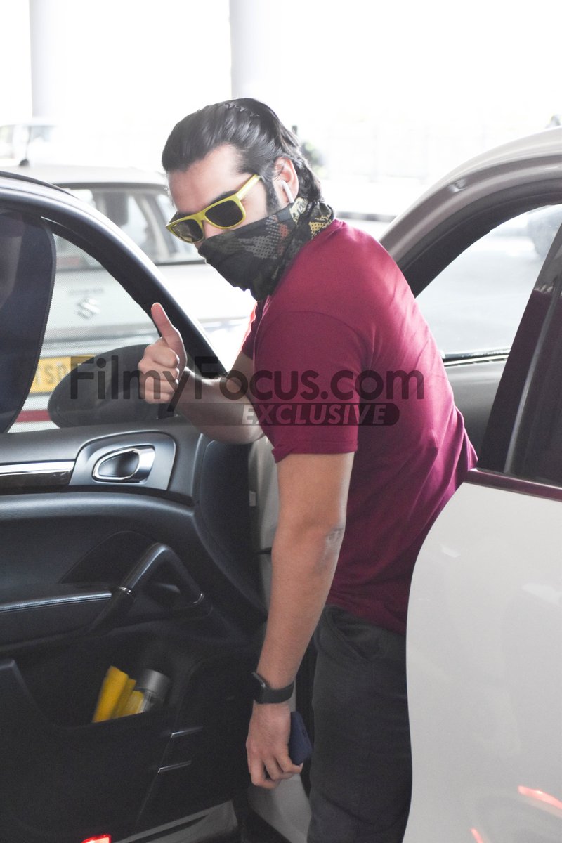 FilmyFocus's tweet photo. Energetic Star #Rampothineni Makes a Statement with a Quirky Mask as He's Spotted at The International Airport!!
#Ram #ActorRam #ismartShankar @ramsayz #RED #RedTheFilm #Airportlook #AirportDiaries #CelebSpotted #Filmyfocus https://t.co/282muioLkt