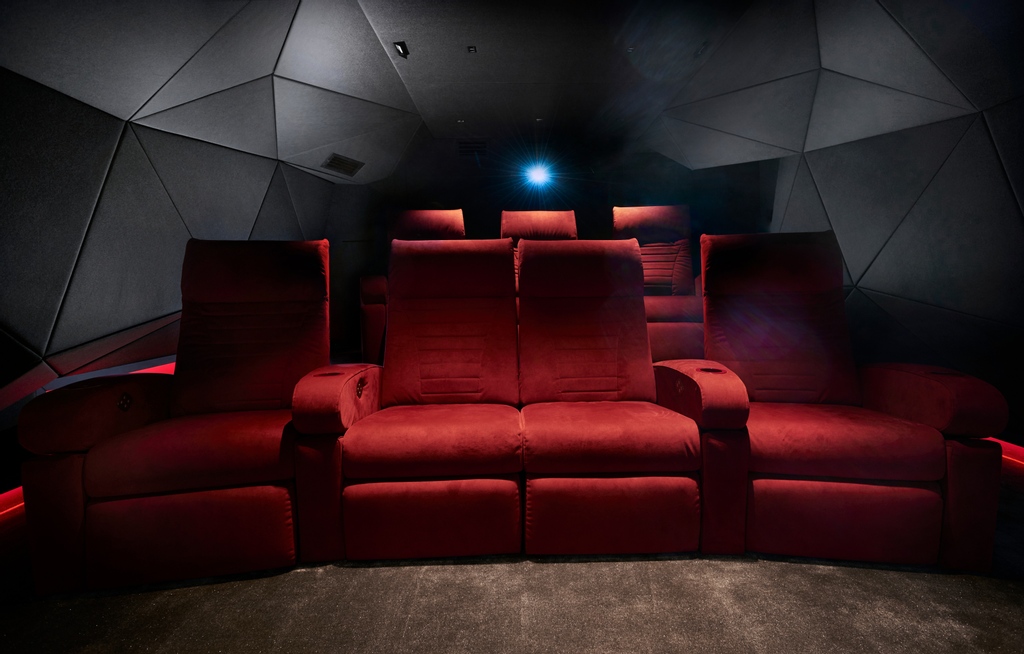 Pyramid_AV's tweet photo. OUR FAVOURITE CINEMAS | The Cavern, CEDIA Award-Winer 2019 ‘Best Home Cinema’ 🏆 
CEDIA Judges thought ‘The Cavern’ was a technological triumph’.

#homecinema #cinemaroom ⁠#hometheatre #homeaudio  #Kaleidescape #Panasonic #dolbyatmos  #luxurylifestyle #projector #cinema #CEDIA https://t.co/LFnal5CwwH