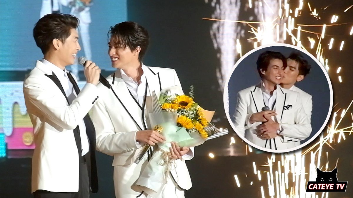 CATEYETV's tweet photo. ยังค่ะยัง ยังไม่กลับจากงานแต่ง เอ้ยยย งานวันเกิดน้องกลัฟ☀️🌻

คลิปเต็ม มิว หอบดอกทานตะวันและของขวัญเซอร์ไพรส์วันเกิด กลัฟ @ #BeGULFWonderfulEmojis

Clip --> https://t.co/aU7Gp2yTZn

#MewSuppasit
#GulfKanawut
#MewGulf https://t.co/DUs0fajL4x