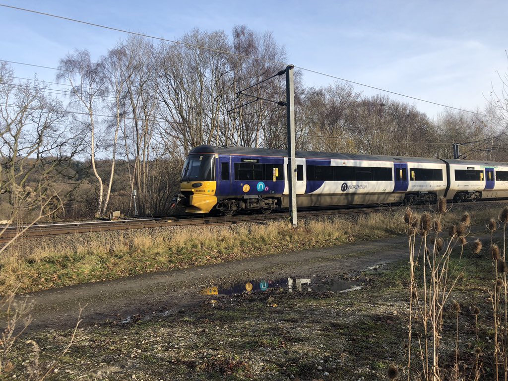 Trains at Apperley Junction2V28 1203 Leeds to Ilkley2P41 1200 Bradford FSq to Leeds &ndash; bei  Apperley Bridge Junction