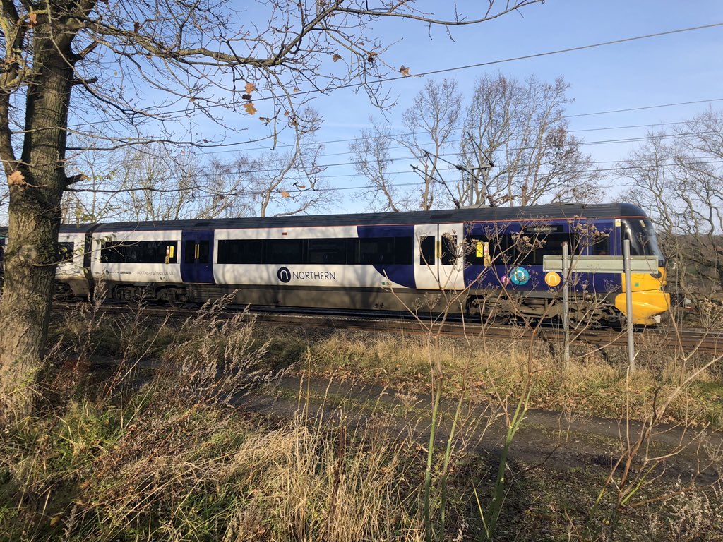 Trains at Apperley Junction2V28 1203 Leeds to Ilkley2P41 1200 Bradford FSq to Leeds &ndash; bei  Apperley Bridge Junction