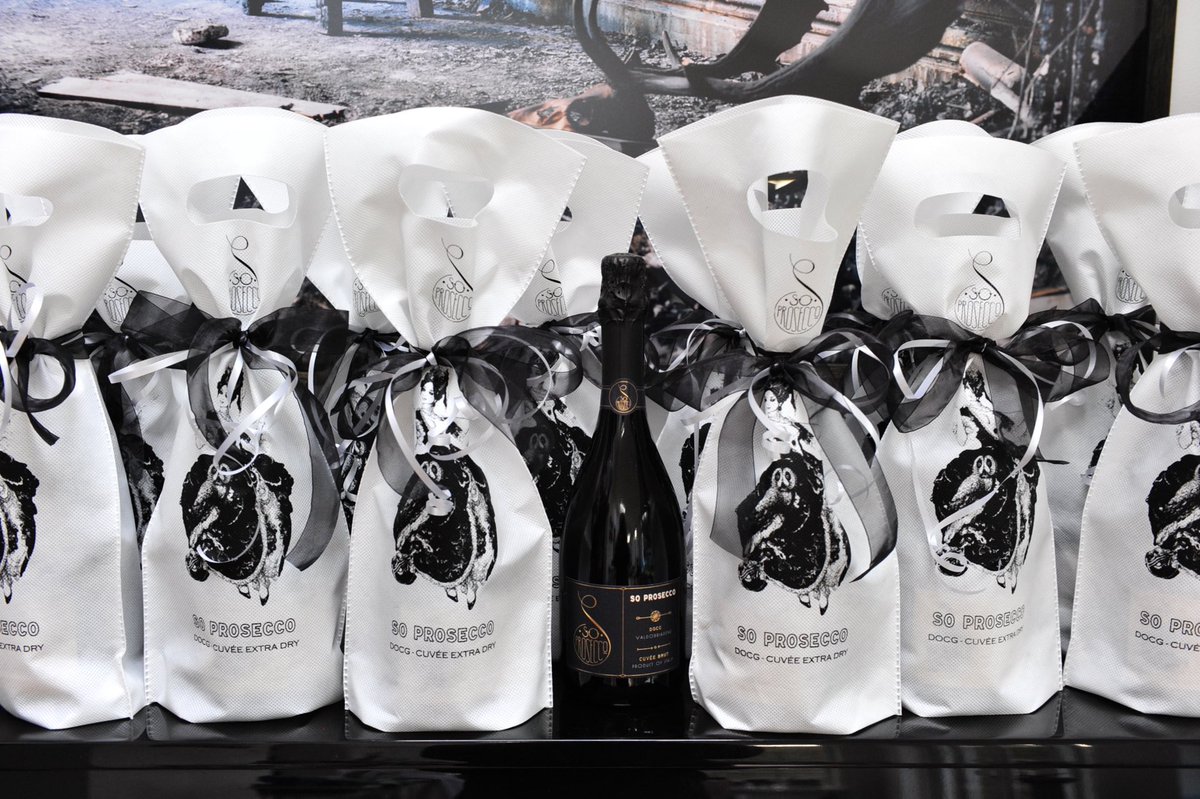 SOPROSECCO's tweet photo. Some of our SO Prosecco Cuvèe on it’s way to some lovely peeps. Looks and tastes very good if we say so ourselves #soprosecco #premiumprosecco #corporategifts #docg #cuvèe #extradry #brut #Christmasgifts #prosecco #valdobbiadene https://t.co/HeYZiDSPSP