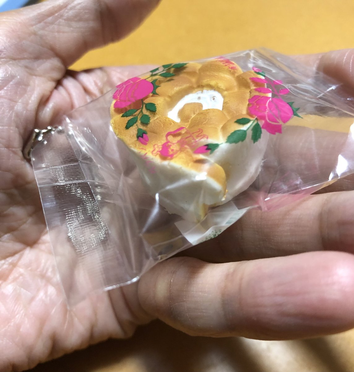 旦那ネタだけど、実家島根のローカルパン『バラパン』を全国区の食べ物とずっと思ってたそうだ。写真2、3枚めは以前ガチャガチャで売られてたそのミニチュア #ずっと間違えて覚えてたこと選手権 