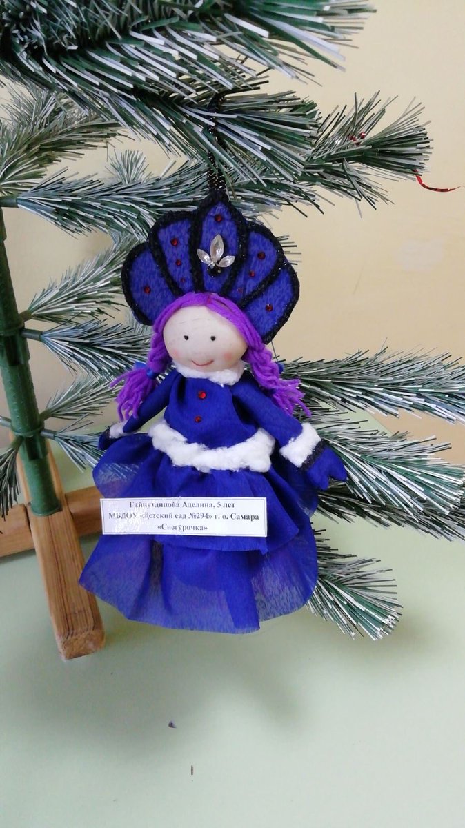 В эти морозные дни самарские школьники принимают активное участие в городском конкурсе на лучшую новогоднюю игрушку «Подарок ёлке своими руками» 🥳✨ 
По итогам конкурса лучшие игрушки послужат украшением для ёлок внутригородских районов и дворовых площадках ☃️🎉