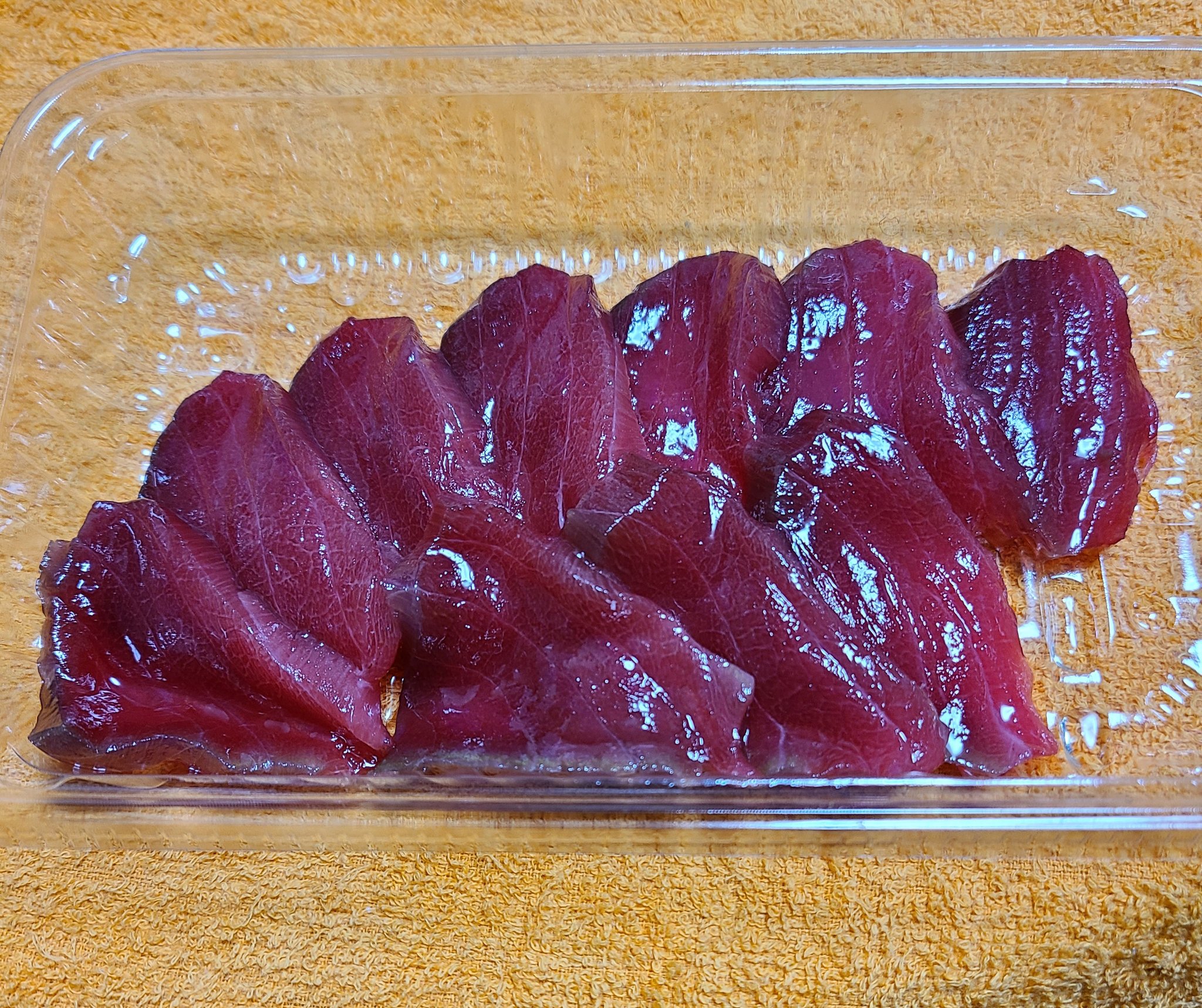 みやび いただきました マグロの燻製 見てわかる通り テカってます 燻製した事により 筋が溶け出したんですね 醤油も弾きます 赤身のはずなのに トロを食べてるみたい これは美味しい 明日はサンマの燻製をいただきます おさかな村