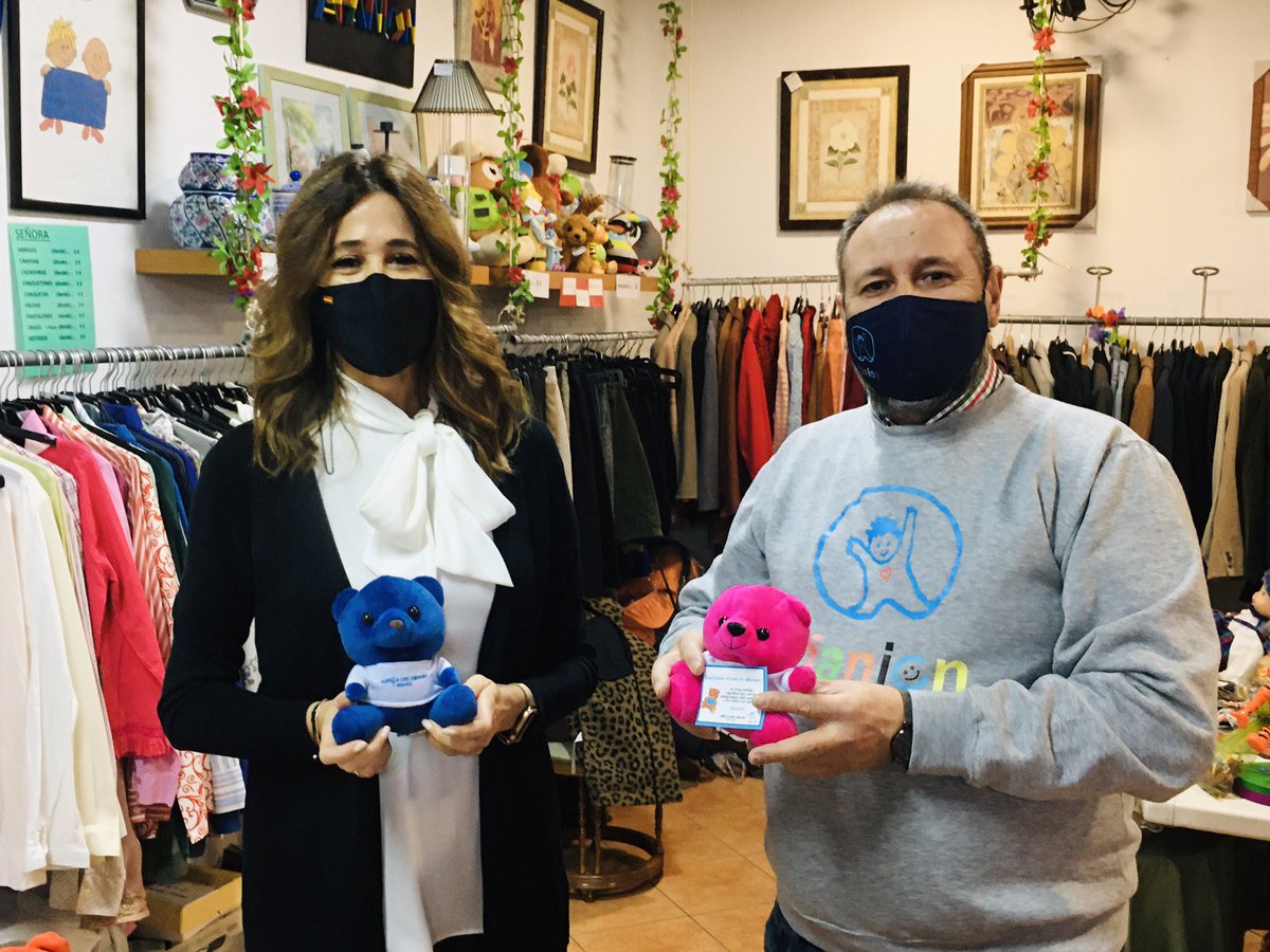 rosaromerocr's tweet photo. 🧸🎄¿Y si además de comprar regalos navideños al hacerlo colaboramos con una buena causa? El osito #Quimi es un precioso regalo y os espera en la tienda solidaria de @AFANION_ (Callejón Huertos) en apoyo a familias de niños con cáncer, todavía más vulnerables durante la pandemia. https://t.co/BWQDl56kvW