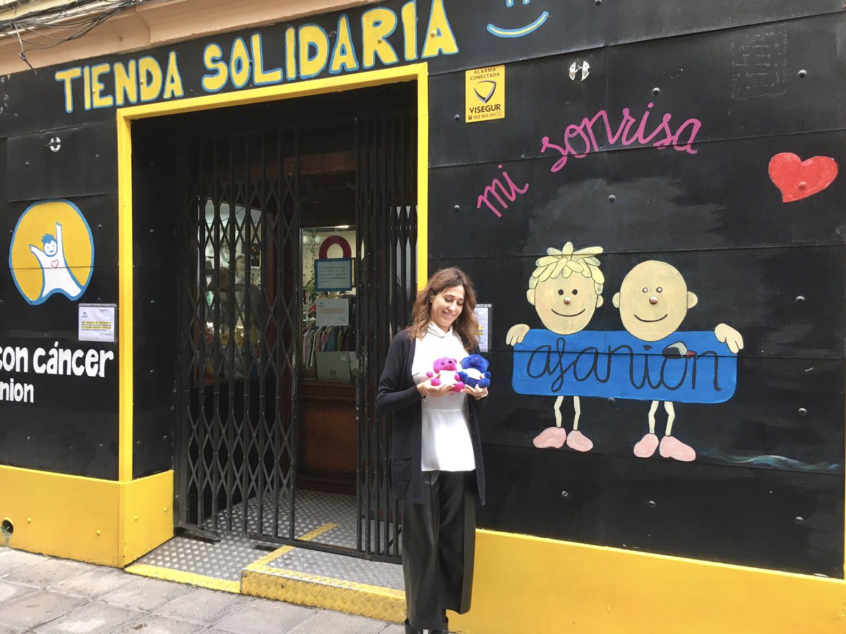 rosaromerocr's tweet photo. 🧸🎄¿Y si además de comprar regalos navideños al hacerlo colaboramos con una buena causa? El osito #Quimi es un precioso regalo y os espera en la tienda solidaria de @AFANION_ (Callejón Huertos) en apoyo a familias de niños con cáncer, todavía más vulnerables durante la pandemia. https://t.co/BWQDl56kvW