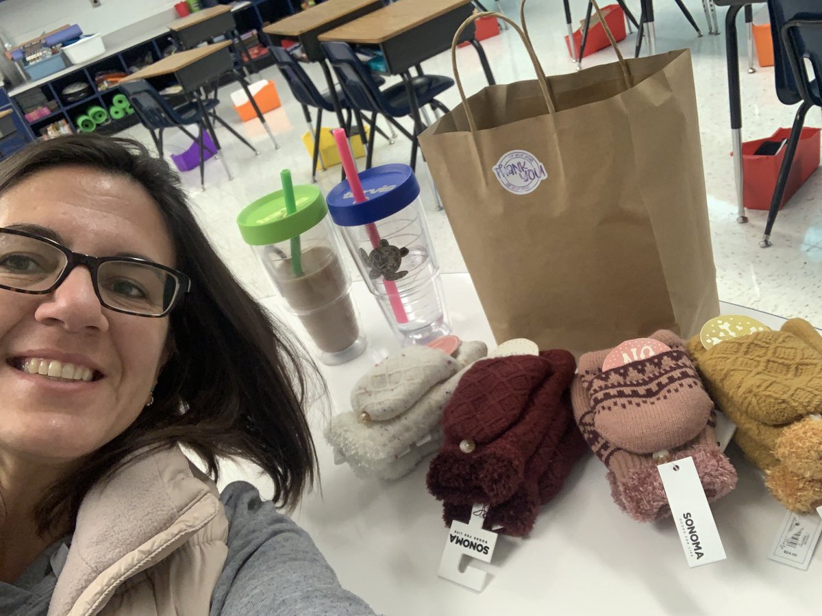 hockman_rana's tweet image. Gifting my team toasty fingers at recess! BABY, its getting cold outside 🥶 #holidayselfiechallenge #teamturtle