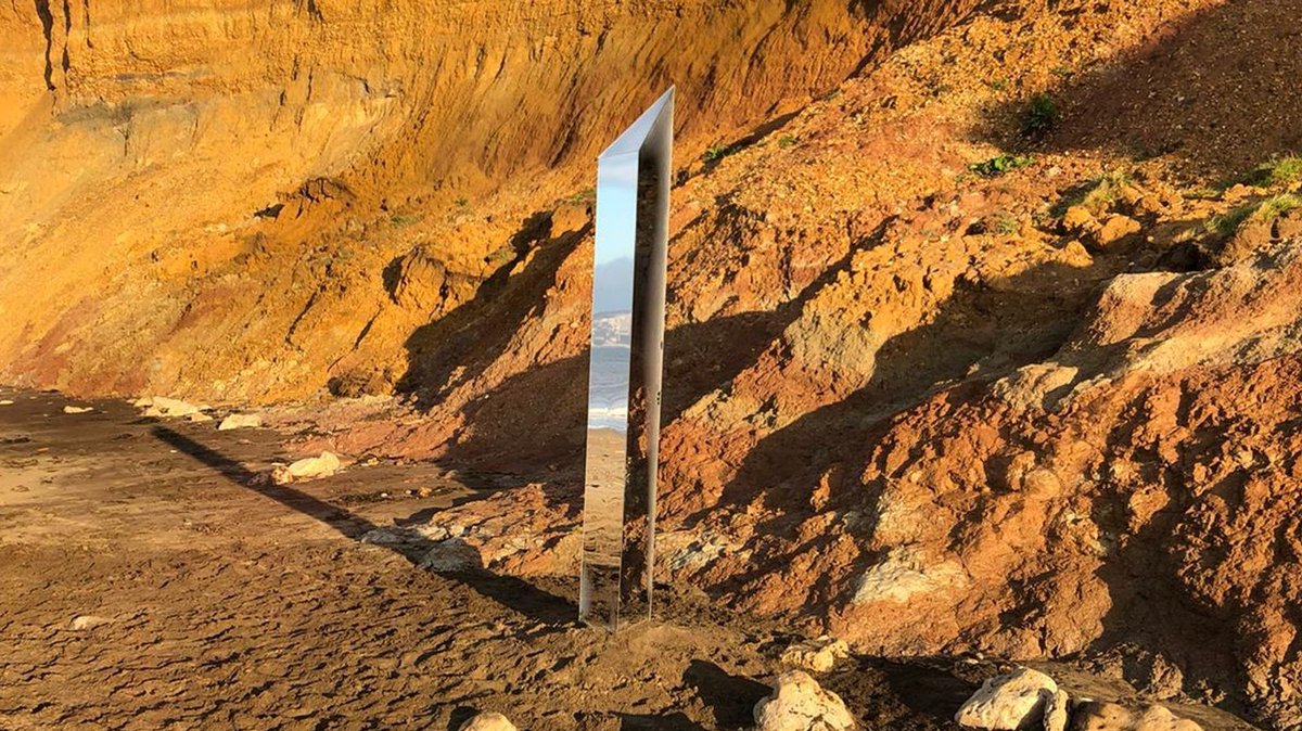 UlycesEditions's tweet photo. Un quatrième monolithe vient d'apparaître sur l'île de Wight https://t.co/bNn6pPgqag https://t.co/sO0YFOxLZp