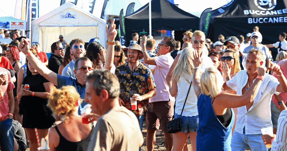 kitesurfarmada's tweet photo. It’s great to see so many of you joining us on Hayling Island next year👍
Remember, Tier 1 Tickets are limited and we don’t want you to miss out!
More exciting festival news coming soon,  Tickets and info in bio ☝️ 
#kitesurfingarmadafestival #kitesurfing #festival #KSA2021 https://t.co/MQ328LbtN3