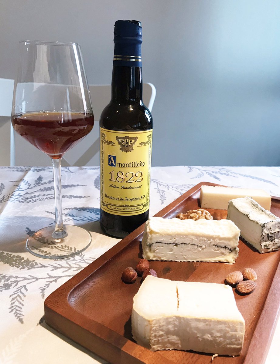 carvildom's tweet photo. Una auténtica maravilla este especial Amontillado de @BodegasArgueso que nos ha traído @DerGuerrita para @ClubContubernio que acompañamos con lo mejor de #QuesosyBesos https://t.co/NrsJu9nrD7