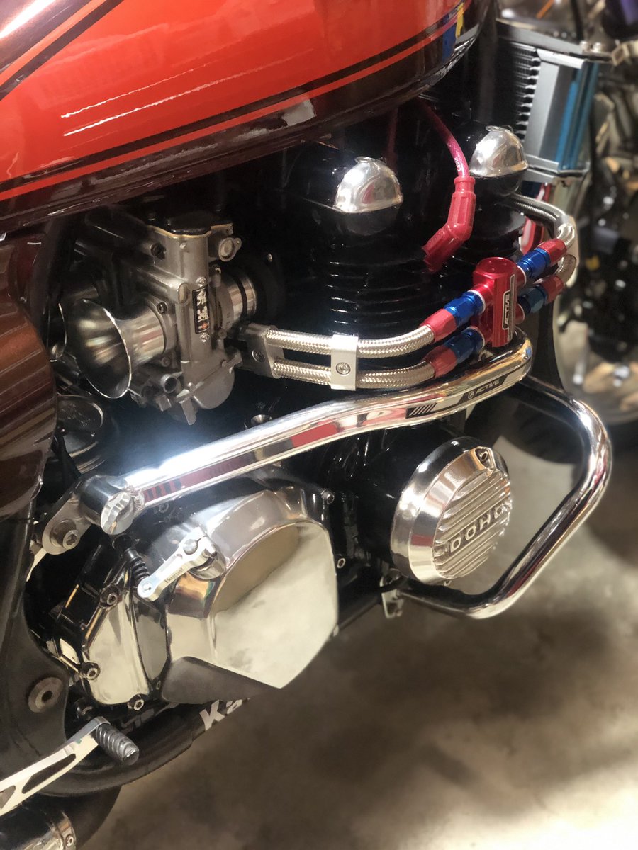 m0593s's tweet photo. 外装も付けて完成👌
軽く走ってみたけど
めっちゃええ感じ🏍💨
まだ3000回転しか回せへんし
慣らし運転早く終わらせたい😂
1000キロ走ってからowl行って
キャブのセッティング出したい☝️
自分で言うのもあれやけど
めっちゃカッコええな🤤✨
#ゼファー750 #カワサキ #810cc #黒エンジン https://t.co/17zd0XMx7x