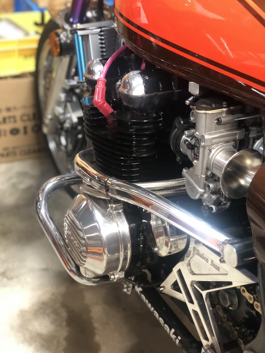 m0593s's tweet photo. 外装も付けて完成👌
軽く走ってみたけど
めっちゃええ感じ🏍💨
まだ3000回転しか回せへんし
慣らし運転早く終わらせたい😂
1000キロ走ってからowl行って
キャブのセッティング出したい☝️
自分で言うのもあれやけど
めっちゃカッコええな🤤✨
#ゼファー750 #カワサキ #810cc #黒エンジン https://t.co/17zd0XMx7x