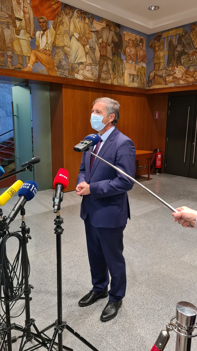 Novi predsednik <a href="/stranka_DeSUS/">DeSUS - Demokratična stranka upokojencev Slovenije</a> <a href="/ErjavecKarl/">Karl Erjavec</a> po sestanku vodstva in poslancev:
"V kratkem bom sklical IO stranke, nadaljevati moramo pogovore, očitno bo treba sprejeti določene odločitve. Ne želim sodelovati v vladi kot minister, to sem že povedal <a href="/JJansaSDS/">Janez Janša</a>."