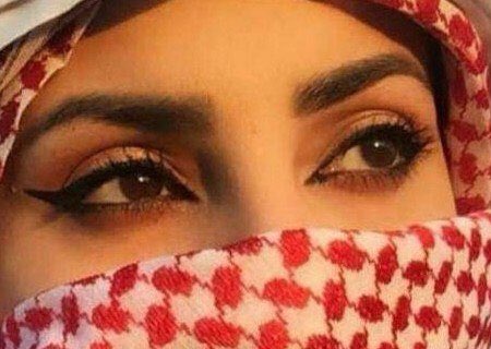 انا شمـوخي زلـزل قلوب وارواح 

ماهمني مهما حكىٰ النـاس فيني 

بنت الشرف قلـبي عن الحقد مـرتاح 

ورثـت عز الـذات مـن والـديـني "