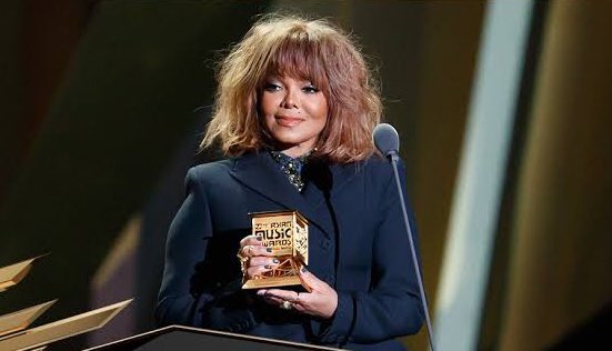 dailyboakwon's tweet photo. BoA joins legends like Pet Shop Boys (2015), Quincy Jones (2016) and Janet Jackson (2018) as one of the few winners of MAMA’s ‘Inspired Achievement’ Award. https://t.co/NvreSvJhhy