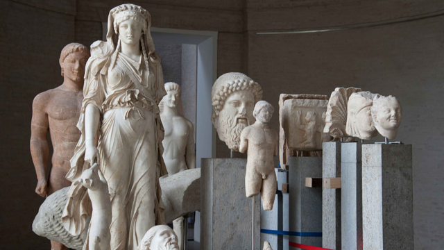 AGlyptothek's tweet photo. #Generalsanierung #Glyptothek – Blick hinter die Kulissen: Noch stehen sie dicht beisammen, die berühmten archaischen und hellenistischen Marmorskulpturen aus den Sälen 1 und 13 der Glyptothek.
#greekart #romanart https://t.co/XIx5UeUerz