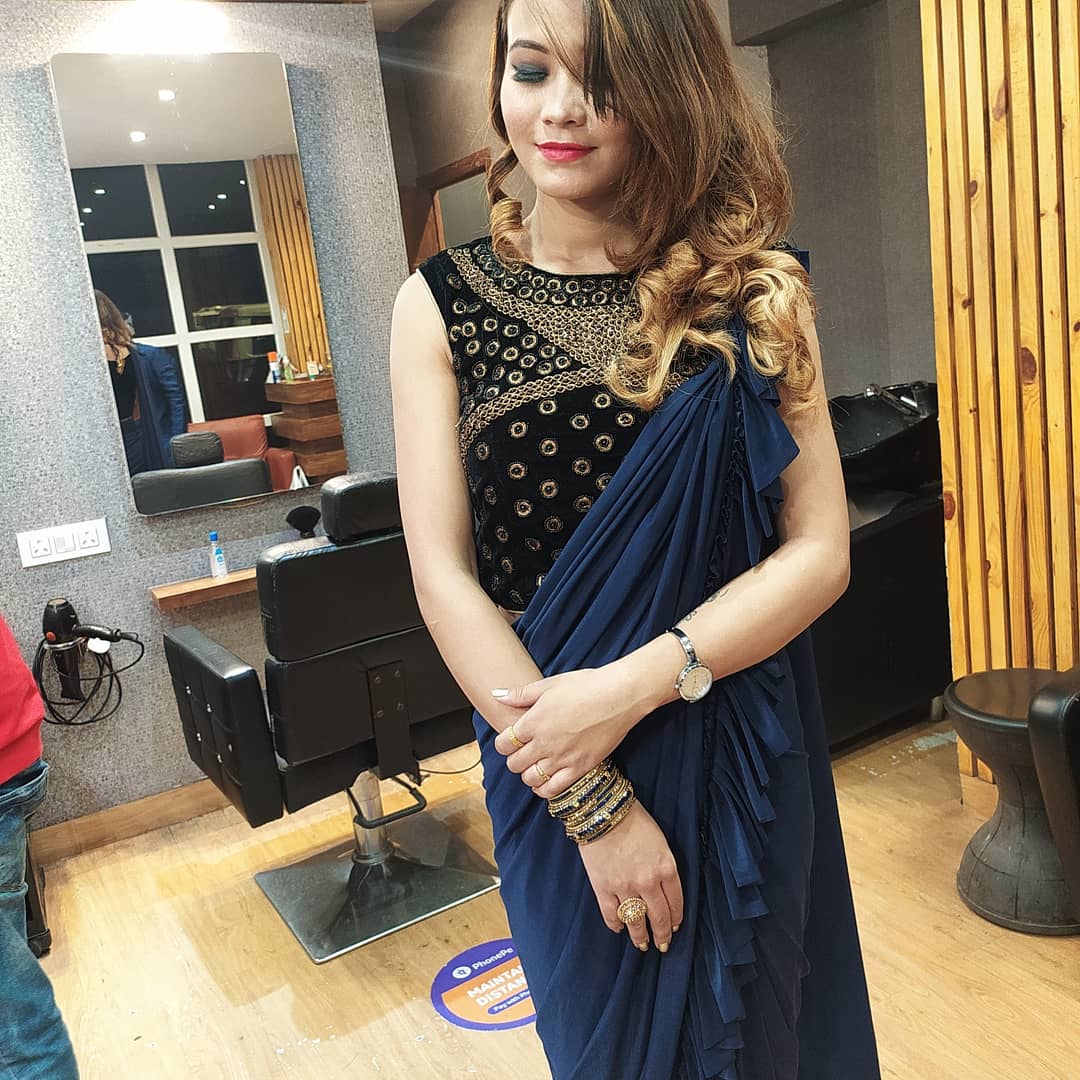 VivekVs30's tweet image. Damn looks stunning in her curls.  #haircutforcurlyhair #curlies #curlstyling #lovecurls #thickhair #haircut #thickhair #wedding #season #curlslover. #stunning #alsobesafe