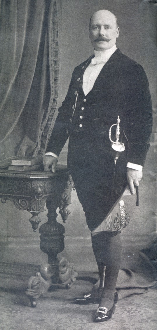 The Pevensey *Roman* tiles were one of 33 forgeries made by Charles Dawson between 1885-1916His greatest *discovery* was Piltdown Man, made in 1912, then thought to be the *Missing Link* in the chain of evolution between ape and human #MuseumsUnlocked day 126: FORGERIES 7/8