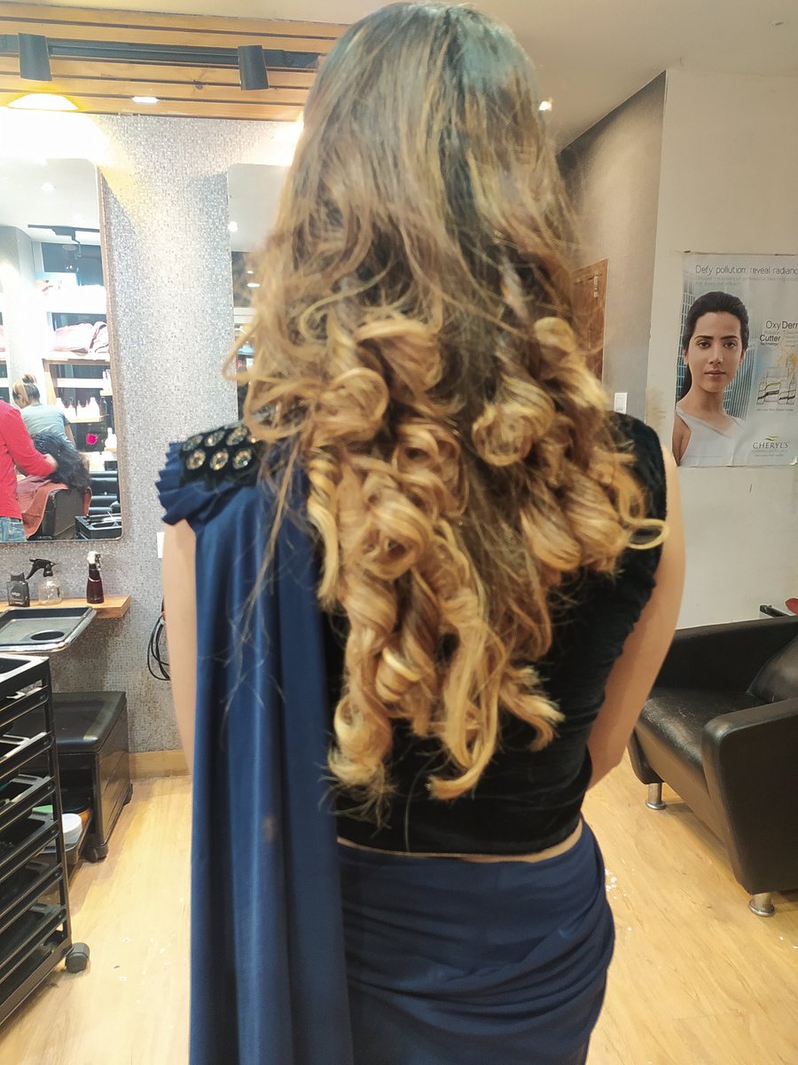 VivekVs30's tweet image. Damn looks stunning in her curls.  #haircutforcurlyhair #curlies #curlstyling #lovecurls #thickhair #haircut #thickhair #wedding #season #curlslover. #stunning #alsobesafe