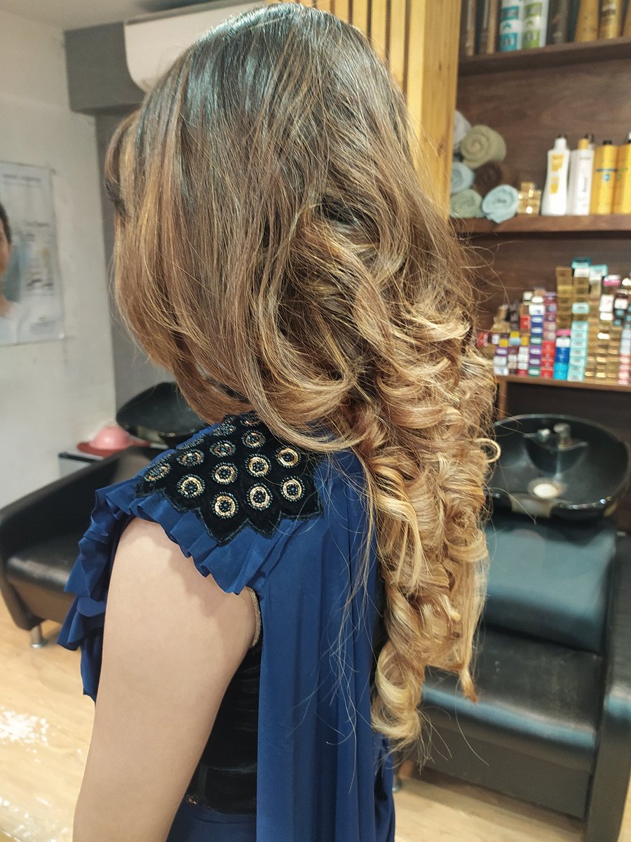 VivekVs30's tweet image. Damn looks stunning in her curls.  #haircutforcurlyhair #curlies #curlstyling #lovecurls #thickhair #haircut #thickhair #wedding #season #curlslover. #stunning #alsobesafe